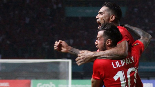 Stefano Lilipaly dan Alberto Goncalves melakukan selebrasi saat Timnas U-23 bersua Taiwan. (Foto: Ary Kristianto/Antara)