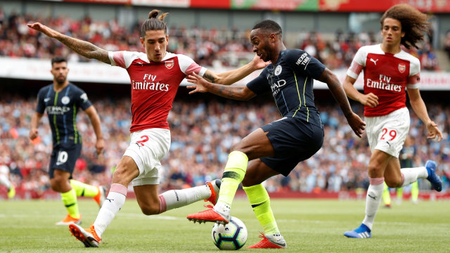 Raheem Sterling diapit oleh Hector Bellerin dan Matteo Guendozi (paling kanan) di laga Arsenal vs Manchester City. (Foto: John Sibley/Reuters)