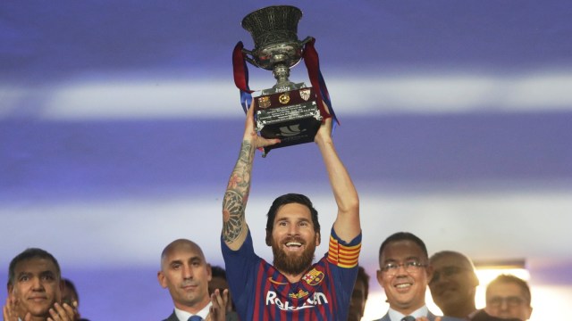 Sebagai kapten Barcelona, Lionel Messi berhak mengangkat trofi setelah timnya menjuarai Piala Super Spanyol. (Foto: Jon Nazca/Reuters)