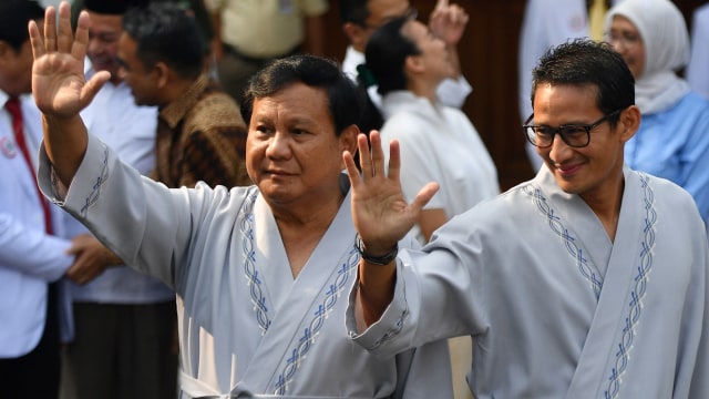 Prabowo Subianto dan Sandiaga Uno di RSPAD Gatot Soebroto, Jakarta, Senin (13/8/2018). (Foto: ANTARA FOTO/Sigid Kurniawan)