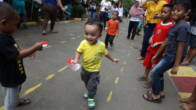 Lomba memasukkan bendera dalam botol Foto: Aditia Noviansyah/kumparan