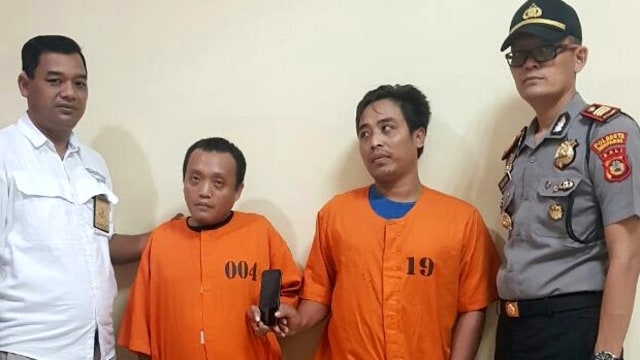 Dua pelaku pencopetan turis asing di kawasan Kuta diamankan di Mapolsek Kuta, Badung, Bali, Senin (13/8).  (Foto: Cisilia Agustina Siahaan/kumparan)