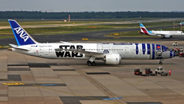 Maskapai ANA bergambar Star Wars. (Foto: Flickr/Ken Fielding)