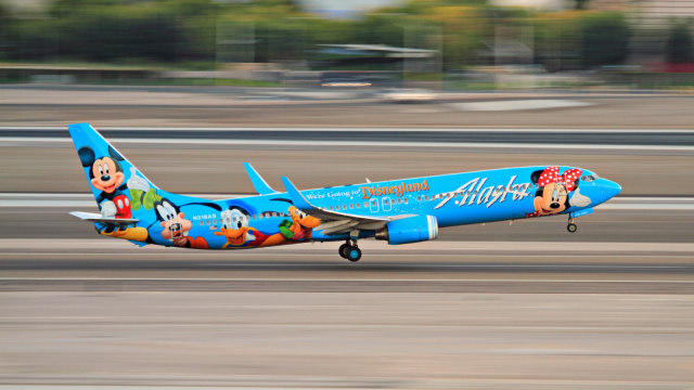 Maskapai Alaska Airlines bergambar Mickey Mouse. (Foto: Flickr/g Tarded)