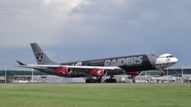 Maskapai AirAsiaX berhias Oakland Raiders. (Foto: Flickr/Robert Camp)