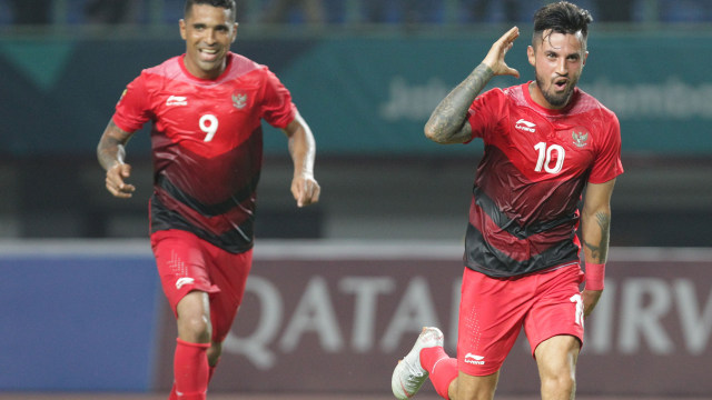 Selebrasi pemain sepakbola Indonesia dalam pertandingan Grup A Asian Games ke-18 di Stadion Patriot Chandrabhaga, Minggu (12/8). (Foto: INASGOC/Jessica Margaretha)