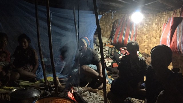 Pembagian lampu tenaga surya di Yahukimo, Papua. (Foto: Lutfan Darmawan/kumparan)