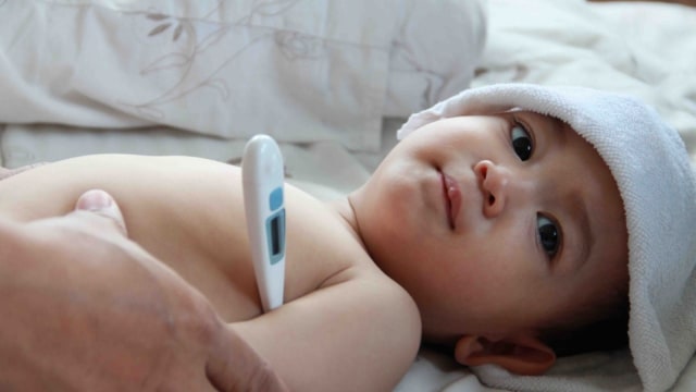 Ilustrasi Mengompres Bayi Demam (Foto: Shutterstock)