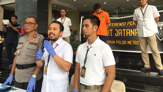Wadireskrimum AKBP Ade Ary Indardi (tengah) menunjukan barang bukti dan tersangka pembunuhan pengusaha minyak di Jakarta Utara, Senin (13/8/2018). (Foto: Mirsan Simamora/kumparan)