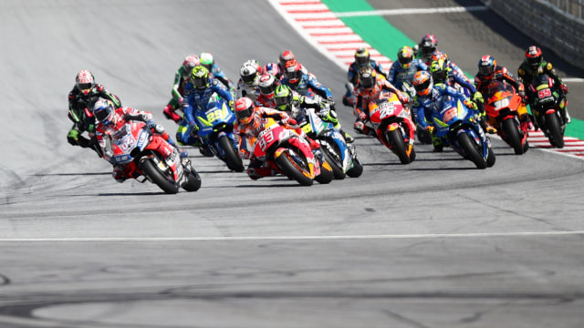 Dovizioso dan Marquez berduel saat balapan di GP Austria. Foto:  REUTERS/Lisi Niesner