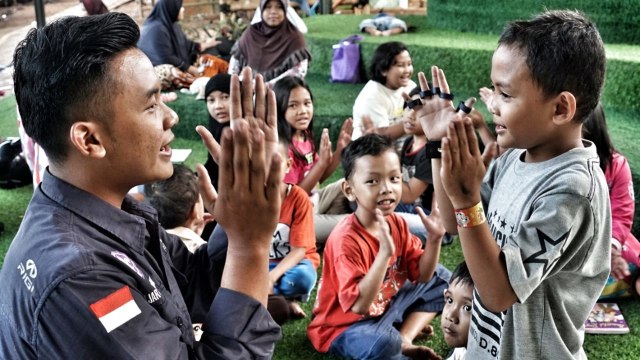 Sejumlah anak bermain di Taman Baca Kolong fly over Ciputat, Tangerang Selatan, Senin (13/8/2018). (Foto: Helmi Afandi Abdullah/kumparan)