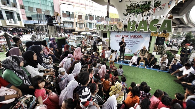 Sejumlah orang tua membawa anaknya ke Taman Baca Kolong fly over Ciputat, Tangerang Selatan, Senin (13/8/2018). (Foto: Helmi Afandi Abdullah/kumparan)
