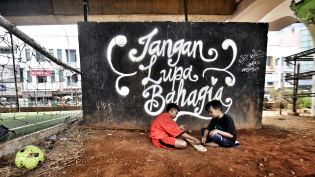 Sejumlah anak bermain permainan tradisional di Taman Baca Kolong fly over Ciputat, Tangerang Selatan, Senin (13/8/2018). (Foto: Helmi Afandi Abdullah/kumparan)