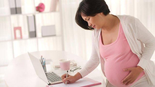 Ilustrasi ibu hamil bekerja. (Foto: Thinkstock)
