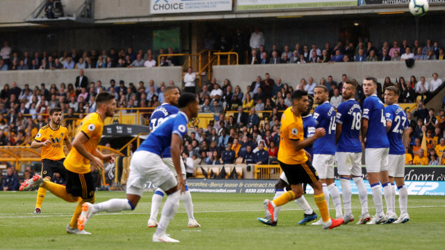 Gol tendangan bebas Ruben Neves ke gawang Everton. (Foto: REUTERS/Darren Staples)