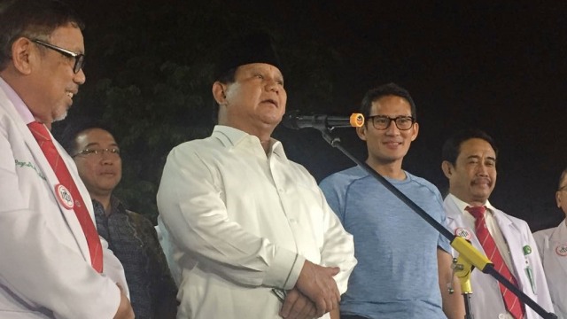 Capres-cawapres Prabowo Subianto dan Sandiaga Uno melakukan konfrensi pers usai menyelesaikan medical check up di RSPAD Gatot Subroto, Senin (13/8/2018). (Foto: Paulina Herasmaranindar/kumparan)