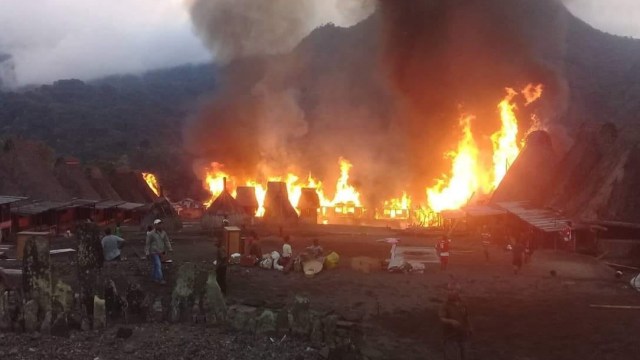 Perkampungan adat Megalitikum Gurusina di Flores, NTT, terbakar, Selasa (14/8). (Foto: Dok. Nury Sybli)