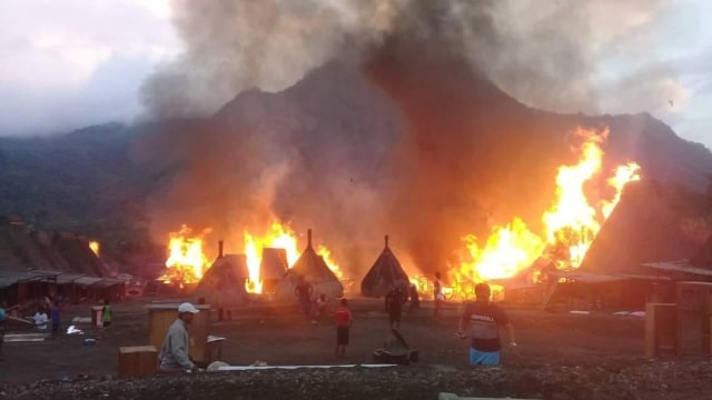 Perkampungan adat Megalitikum Gurusina di Flores, NTT terbakar, Selasa (14/8). (Foto: Doc. Nury Sybli)