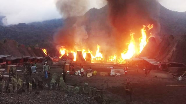 Perkampungan adat Megalitikum Gurusina di Flores, NTT terbakar, Selasa (14/8). (Foto: Doc. Nury Sybli)