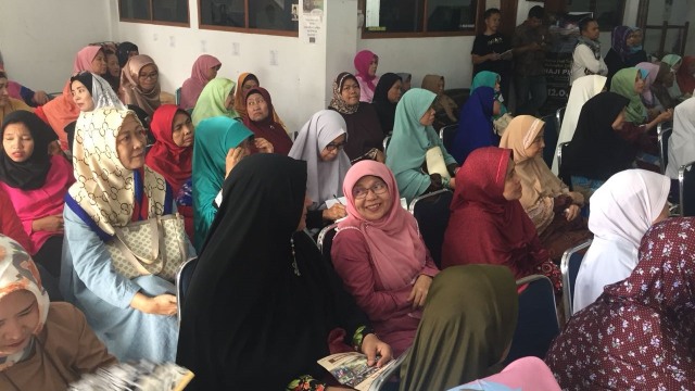 Sejumlah ibu-ibu menghadiri acara gelar deklarasi dukungan untuk Prabowo-Sandi di Gedung Dakwah Aisyiyah, Jalan Tebet Timur Dalam, Jakarta, Selasa (14/8).  (Foto: Ferry Fadhlurrahman/kumparan)