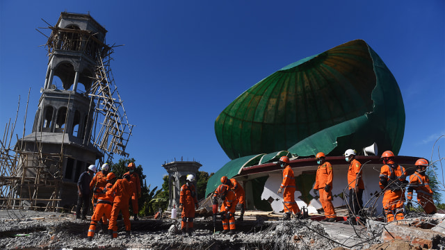 Sejumlah anggota Basarnas  berusaha mengevakuasi jenazah korban yang meninggal akibat tertimbun reruntuhan Masjid Jabal Nur yang rusak akibat gempa bumi di Tanjung, Lombok Utara, NTB, Selasa (7/8/2018).  (Foto: ANTARA FOTO/Zabur Karuru)