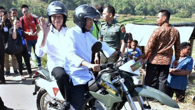 TGB Bonceng Jokowi Saat Kunjungi Dusun Terengan, Kabupaten Lombok Utara (KLU), Selasa (14/08/2018) (Foto: Instagram/@humasntb)