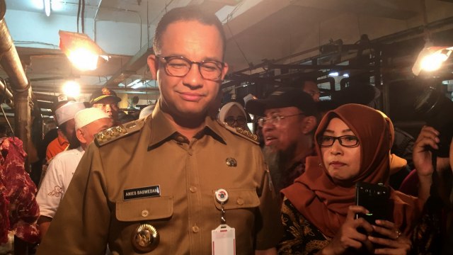 Anies Baswedan saat resmikan revitalisasi Pasar Kramat Jati (Foto: Moh Fajri/kumparan)