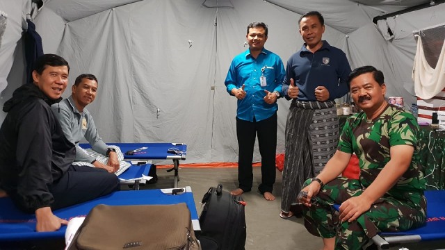 Panglima TNI tidur di tenda saat meninjau pasca gempa di Lombok. (Foto: Instagram/@suhartono323)