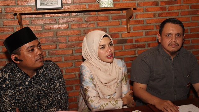 Nikita Mirzani bersama kuasa hukumnya, Selasa (14/8). (Foto: Munady Widjaja)