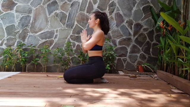 10 Selebriti yang Memiliki Hobi Yoga (1)