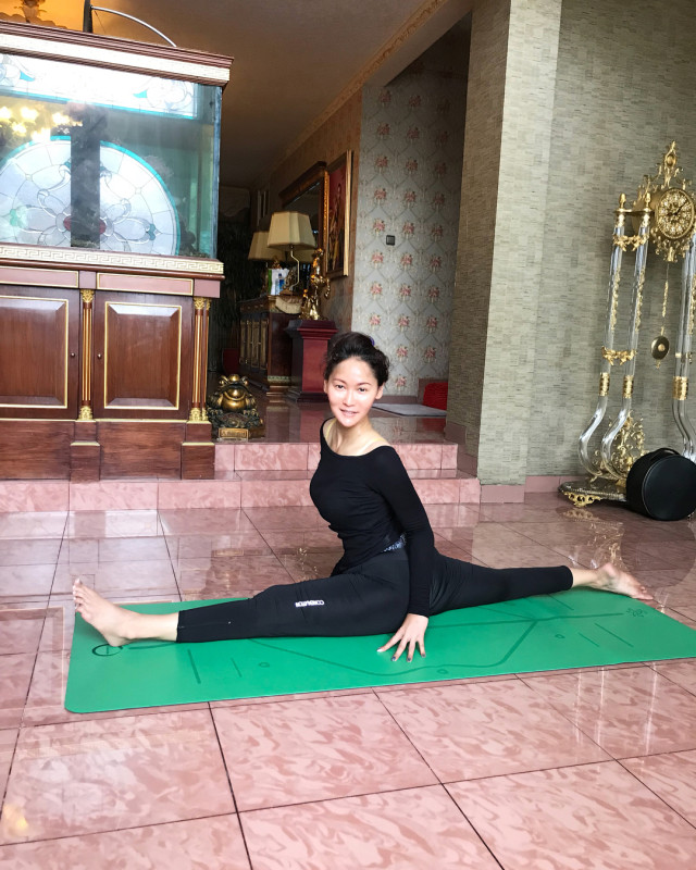 10 Selebriti yang Memiliki Hobi Yoga (2)