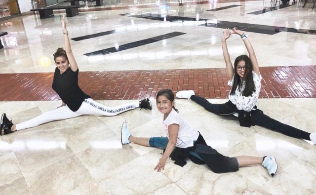 10 Selebriti yang Memiliki Hobi Yoga (7)