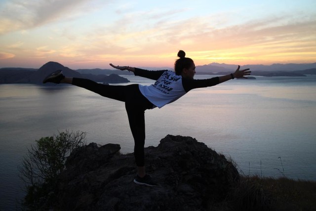 10 Selebriti yang Memiliki Hobi Yoga (8)