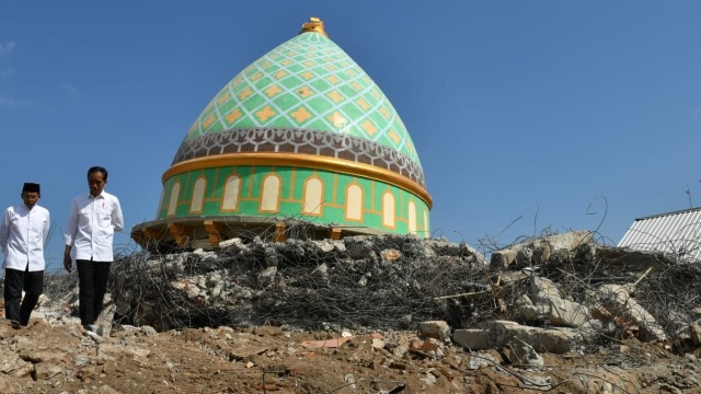 Presiden Joko Widodo (kanan) didampingi Gubernur Nusa Tenggara Barat, TGH Zainul Majdi tinjau bangunan masjid yang rubuh akibat gempa bumi, Lombok, Selasa (14/8/2018). (Foto: biro press)