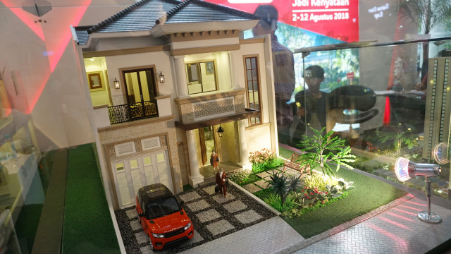 Pengunjung melihat miniatur rumah dalam pameran properti di Tangerang, Banten, Selasa (14/8/2018). Foto: Aditia Noviansyah/kumparan
