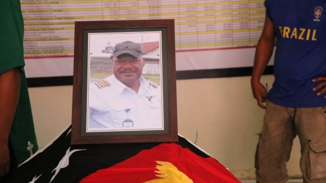 Penyerahan jenazah korban Pesawat Dimonim Air yang jatuh di di RS Bhayangkara Polda Papua. (Foto: Dok.Polda Papua)