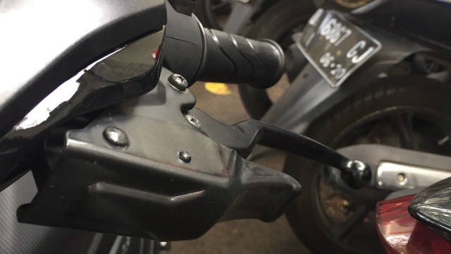 Parking brake lock pada motor model tarik (Foto: Aditya Pratama Niagara/kumparanOTO)