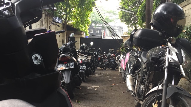 Illustrasi parkir motor di jalanan menurun (Foto: Aditya Pratama Niagara/kumparanOTO)