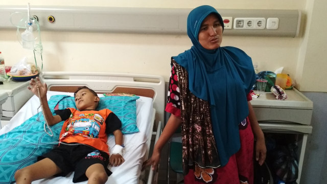 Seorang Siswa di Aceh Tak Bisa Berjalan Usai Disuntik Vaksin MR, Selasa (14/8). (Foto: Zuhri Noviandi/kumparan)