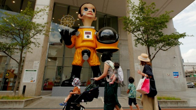 Patung Bocah Berpakaian Pelindung Nuklir di Fukushima, Jepang, Selasa (14/8/2018). (Foto: Reuters/Kwiyeon Ha)