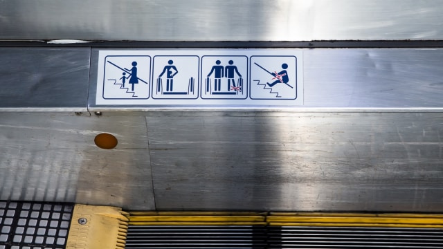 Ilustrasi stroller bayi di eskalator. (Foto: Thinkstock)