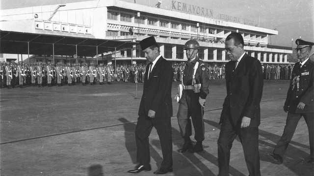 Presiden Suharto (kiri) didampingi Wakil Presiden Sri Sultan Hamengkubuwono IX (kanan) bergegas menuju pesawat kepresidenan sebelum bertolak ke Jepang untuk melakukan kunjungan kenegaraan di Lapangan Terbang Internasional Kemayoran, Jakarta Pusat, 28 Maret 1968. Foto: ANTARA FOTO/IPPHOS