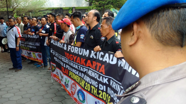 Demo para pecinta burung berkicau tolak Permen nomor 20  (Foto: Arfiansyah Panji Purnandaru/kumparan)