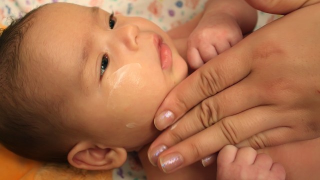  Ilustrasi lotion untuk kulit bayi. Foto: Shutterstock