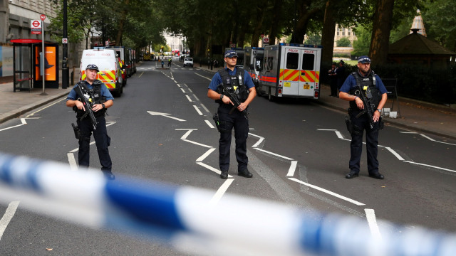 Petugas polisi berjaga pasca penabrakan di gedung parlemen di Westminster, London, Inggris, Selasa (14/8/2018). (Foto: Reuters/Hannah McKay)