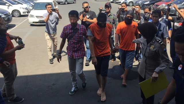 Konfrensi pers terkait peredaran narkoba yang melibatkan narapidana penghuni lapas Surabaya. (Foto: Phaksy Sukowati/kumparan)