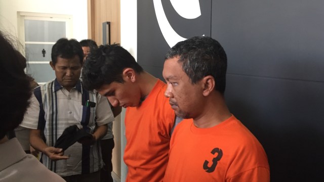 Konfrensi pers terkait peredaran narkoba yang melibatkan narapidana penghuni lapas Surabaya. (Foto: Phaksy Sukowati/kumparan)