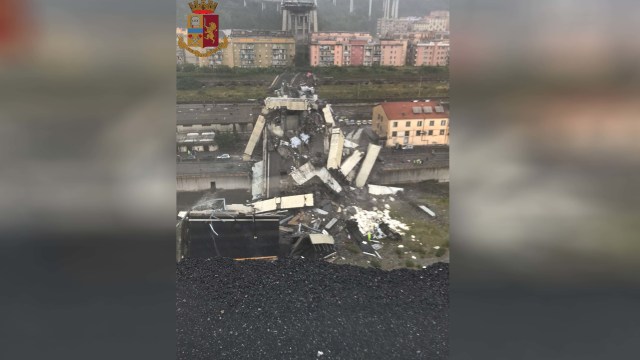 Suasana jalann layang yang ambruk di Italia. (Foto: Twitter/@poliziadistato)