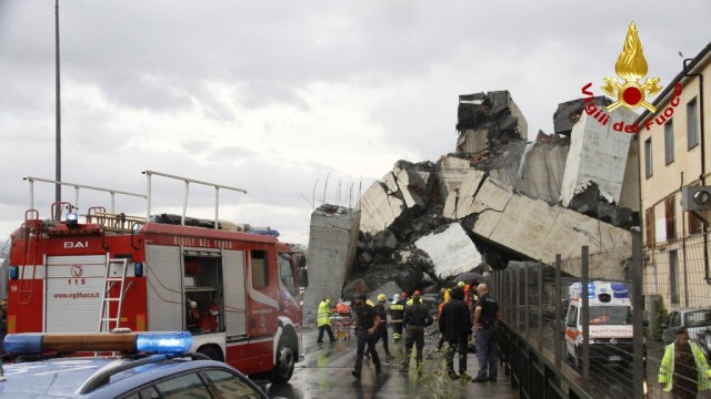 Kondisi Jembatan Morandi yang runtuh di Genoa, Italia Selasa (14/8/2018). (Foto: Italian Firefighters Press Office/Handout via Reuters)