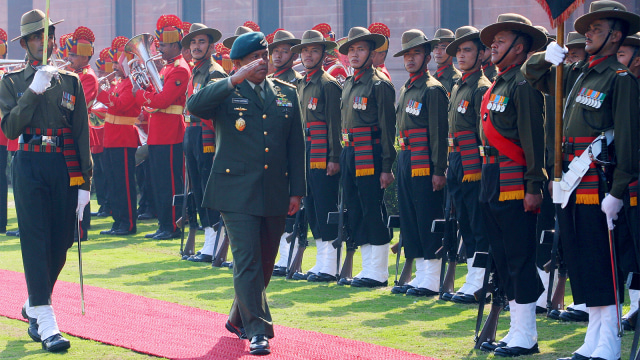 Jenderal Djoko Santoso memeriksa pasukan pada upacara penyambutan di Markas Besar Pertahanan di New Delhi, 19 Februari 2007. (Foto: AFP PHOTO / Raveendran)